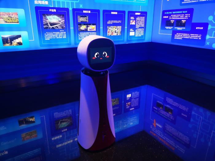 中科新经济科创园展厅内展示的机器人“小科”。 苑菁菁 摄