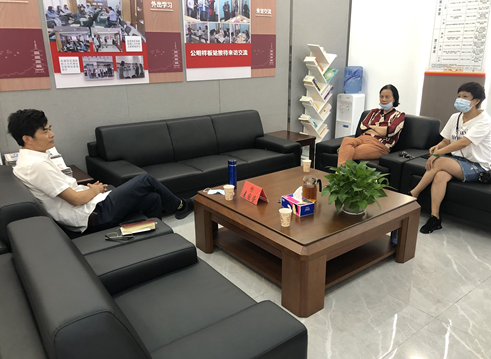 接访中人大代表与群众开展零距离座谈,倾听群众日常生活中遇到的热点