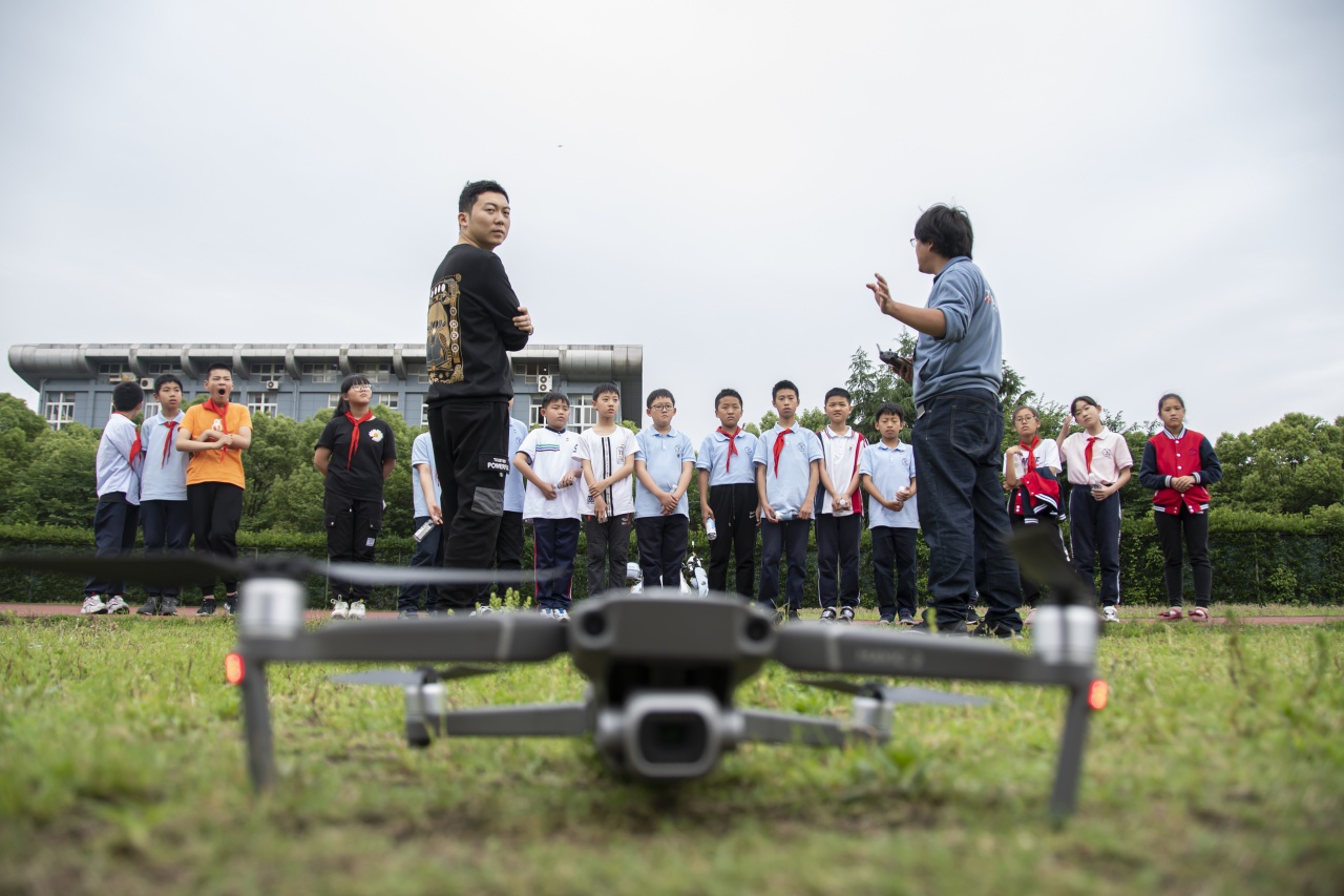 这份"六一"礼物很"给力"!大学生帮带小学生"玩转"无人机