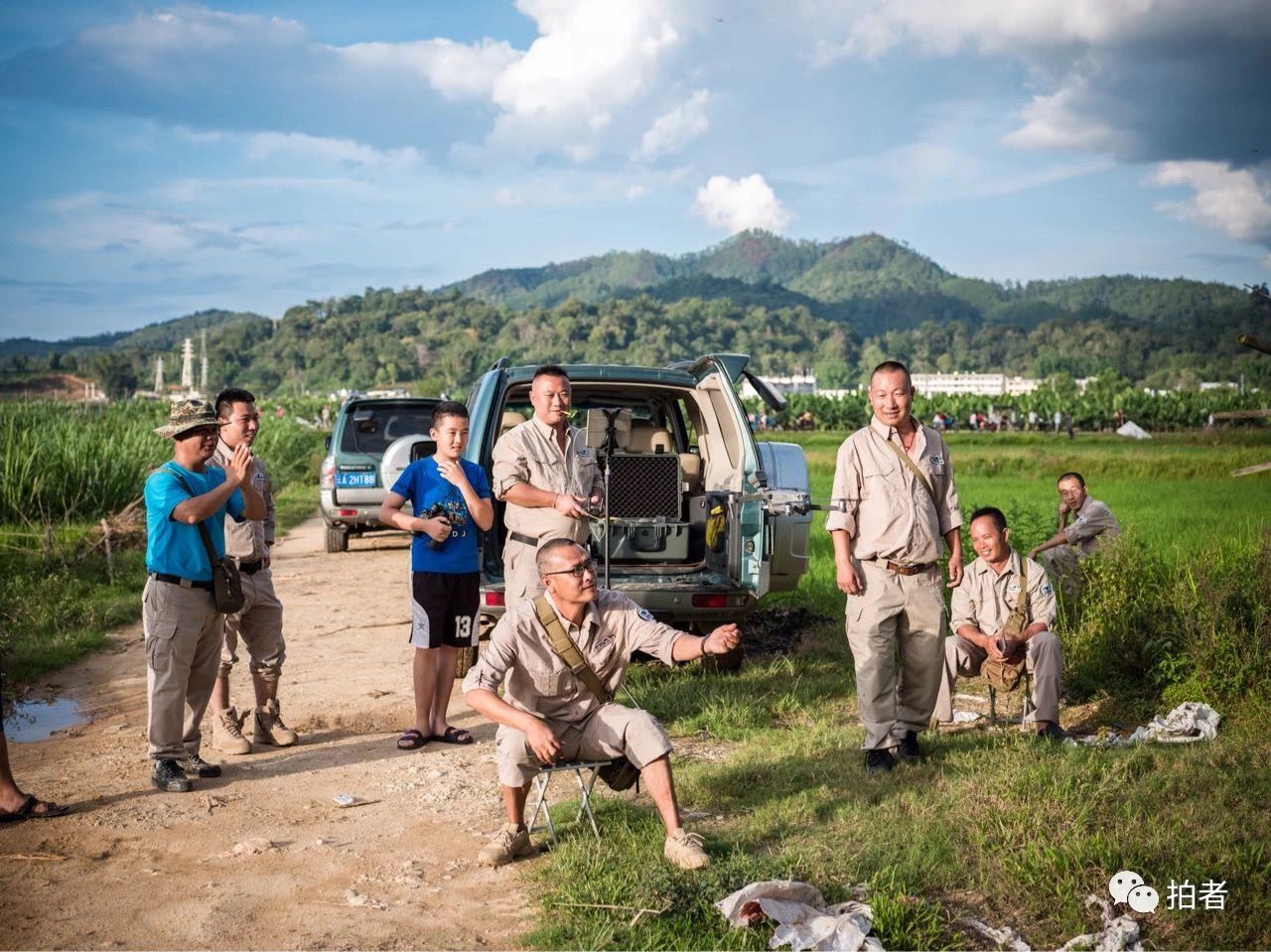 勐海县勐阿镇，亚洲象监测队员正在远处监测亚洲象。