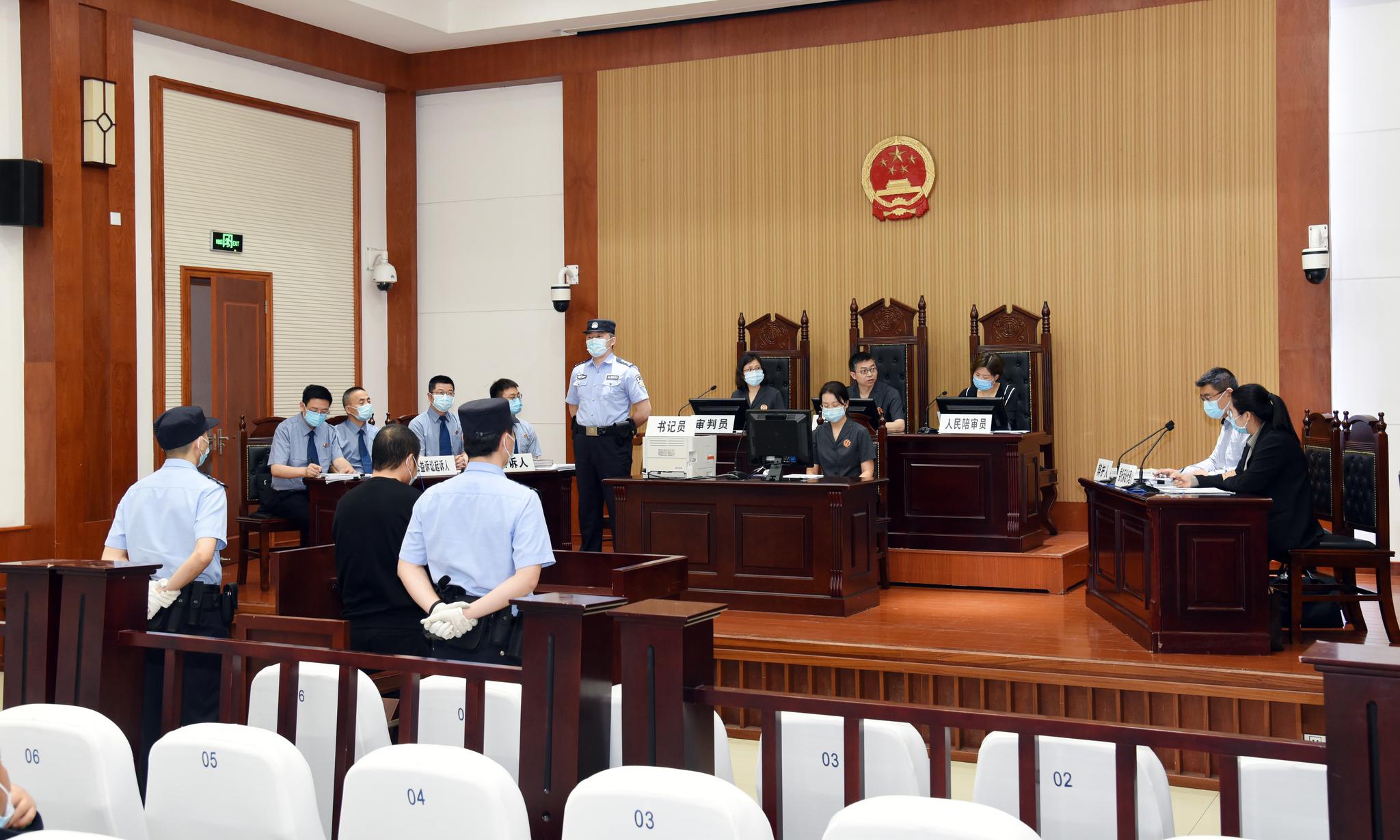 与候鸟争食男子组织渔民抓捕跳跳鱼38万斤获刑2年