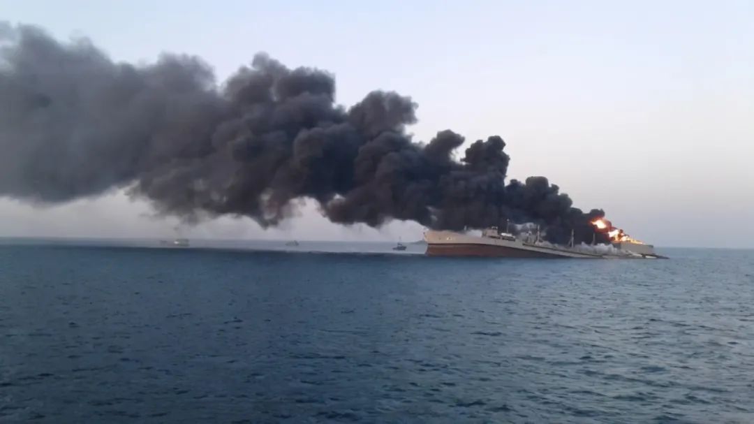 外媒：伊朗最大军舰发生火灾沉没
