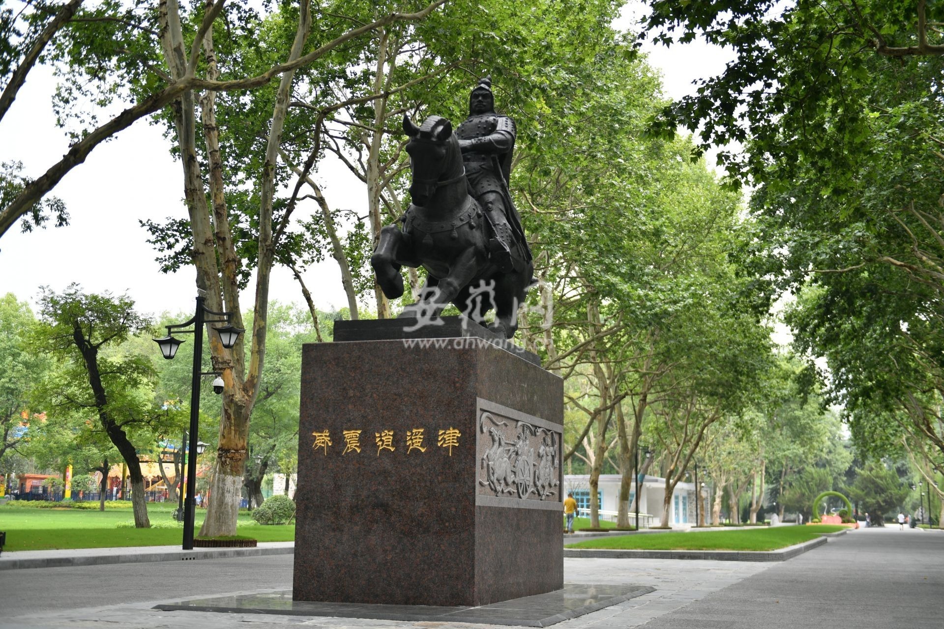 大皖新闻记者来到逍遥津公园,映入眼帘的便是"张辽威震逍遥津"雕像