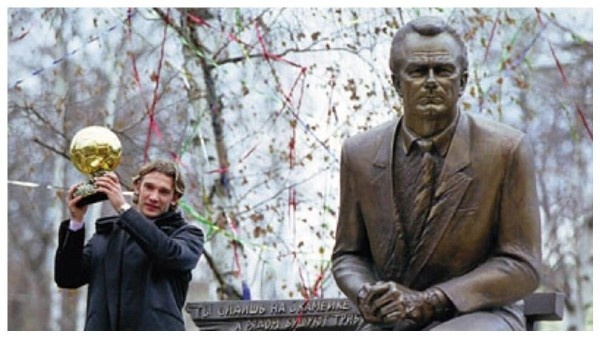 2004年的冬天,刚刚赢得金球奖荣耀的舍甫琴科再度回到祖国,回到恩师