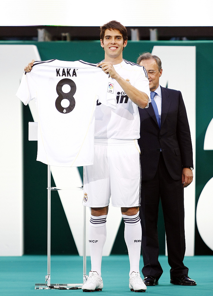 卡卡正式亮相伯纳乌球场,身披8号球衣|伯纳乌球场|卡卡|皇马_新浪新闻