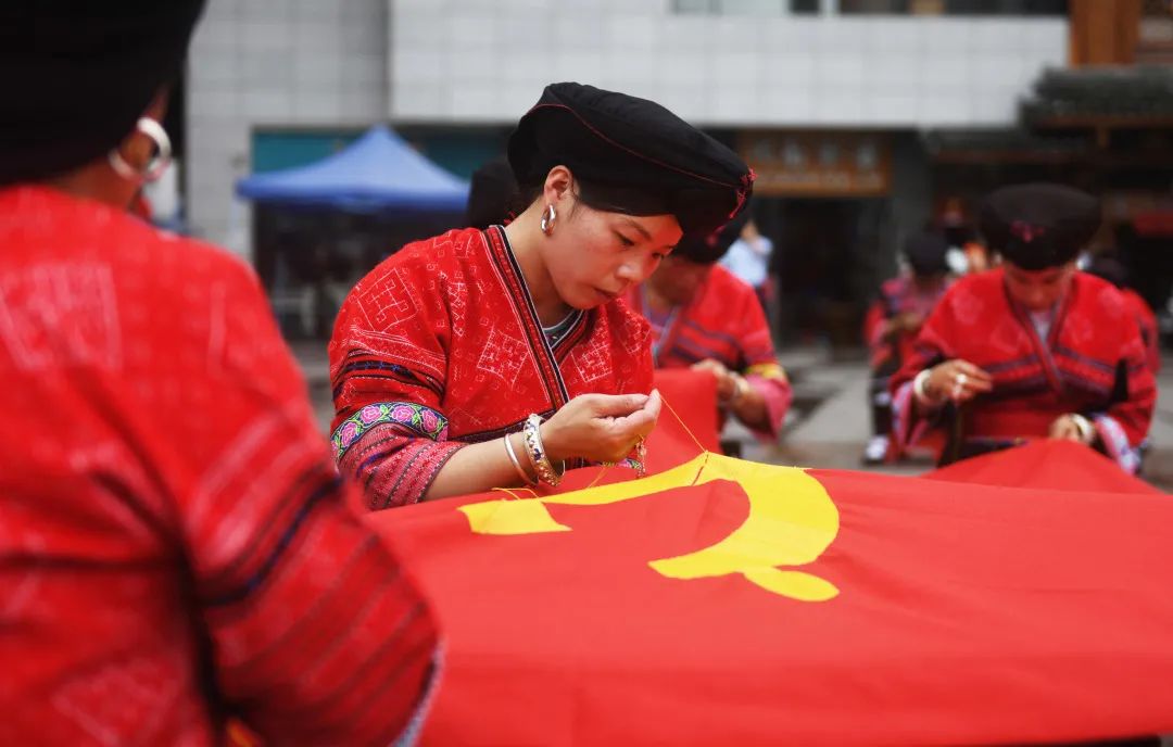 龙胜:绣党旗迎"七一"