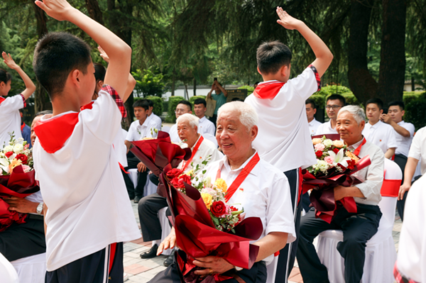 致敬!丰县为3143位老党员颁发"光荣在党50年"荣誉勋章