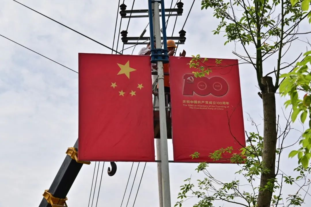 灯杆,人行天桥上多了"一抹红"喜迎建党百年氛围日益浓厚近日巴城街头