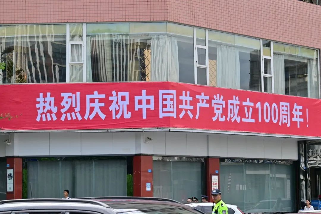 户外街头悬挂的庆祝建党百年横幅标语室内外街头户外广告也换了新装