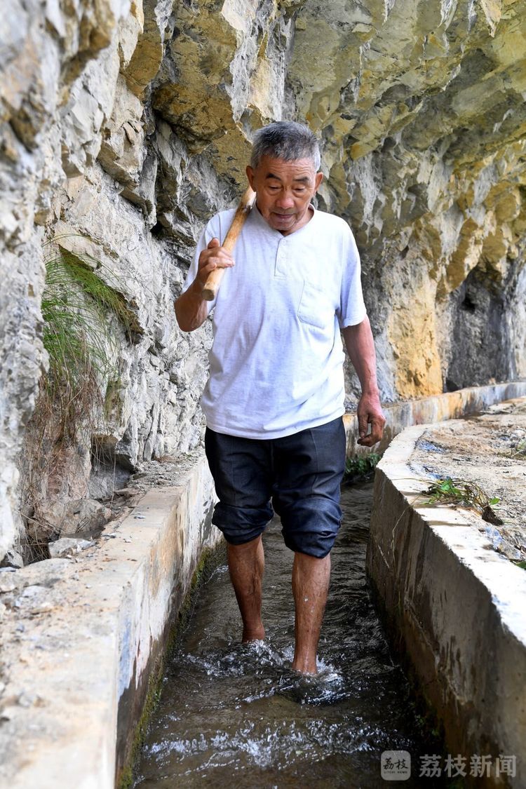 (黄大发巡渠 胡志刚摄)