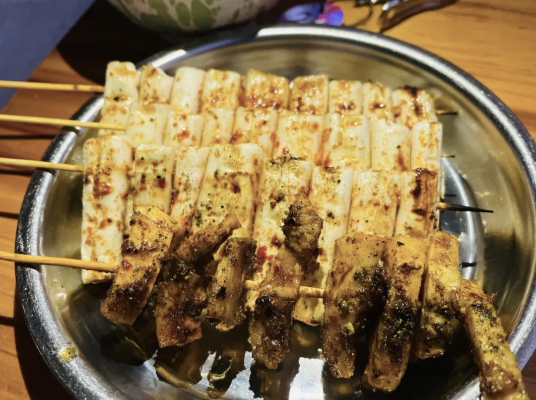 烤出来的草芽是脆的,丝丝入扣的微辣滋味在舌尖荡漾.