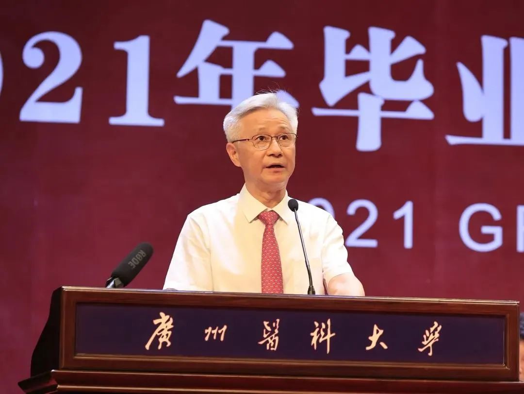 在研究生毕业典礼上,冉丕鑫谈到,广医研究生参与疫情防控的同时,继续