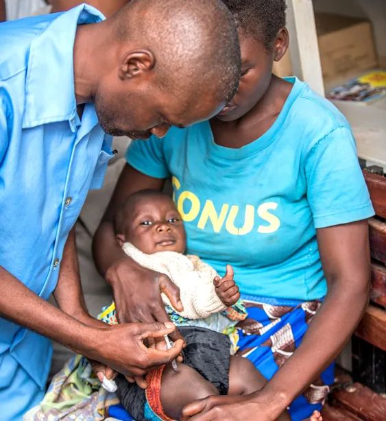 图片说明：首个接种疟疾疫苗的非洲婴儿。图片来源：WHO/ M. Nieuwenhof
