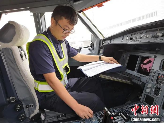 李辉在飞机驾驶舱内检查仪表设备.受访者供图