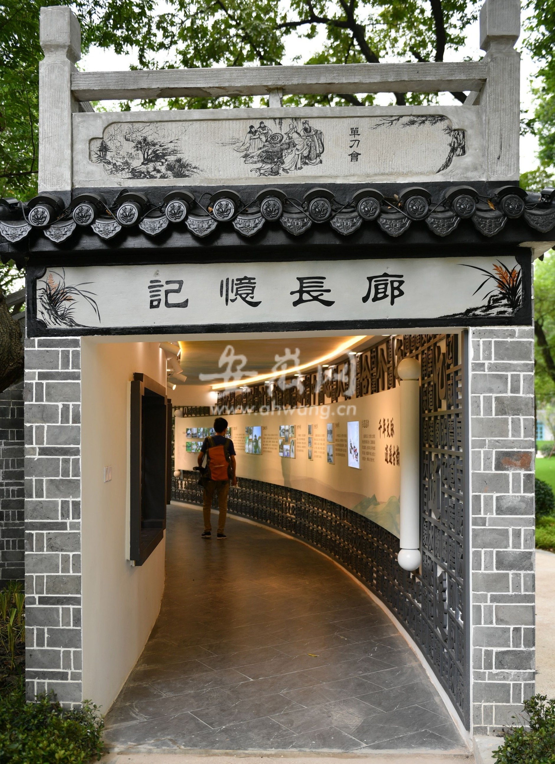 合肥市逍遥津公园管理处负责人介绍说,本次改造以公园大门框景为标准
