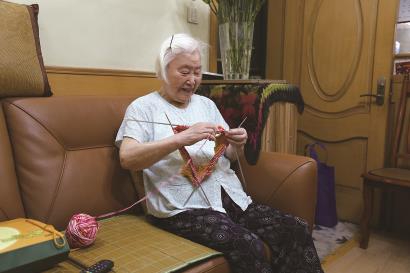 织毛衣 陆伟 摄在建党100周年到来前夕,有着64年党龄的高秀忠奶奶和