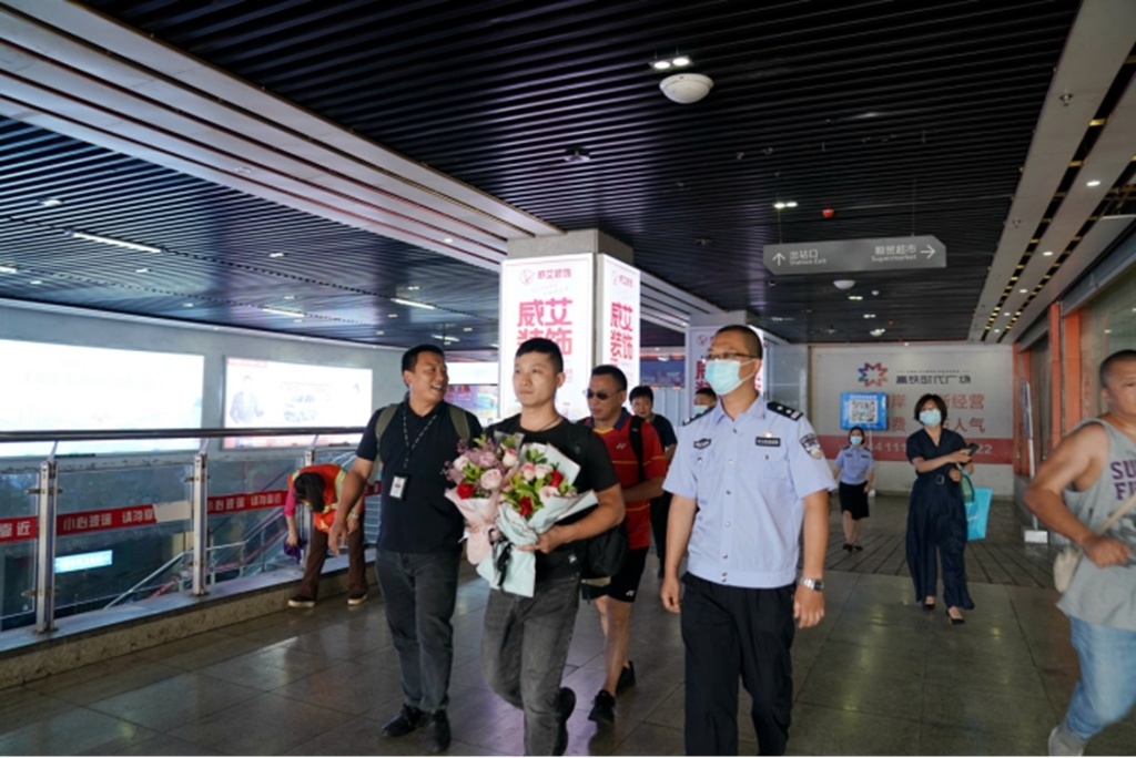 “儿啊，终于找到你了”广元失散33年儿子终于见到父母休闲区蓝鸢梦想 - Www.slyday.coM