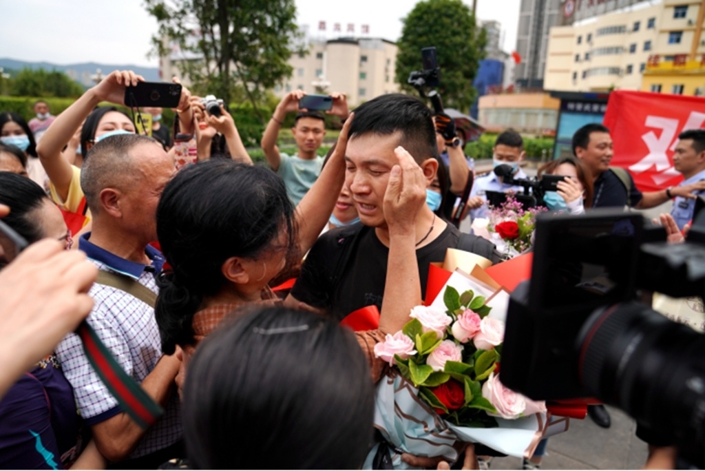 “儿啊，终于找到你了”广元失散33年儿子终于见到父母休闲区蓝鸢梦想 - Www.slyday.coM