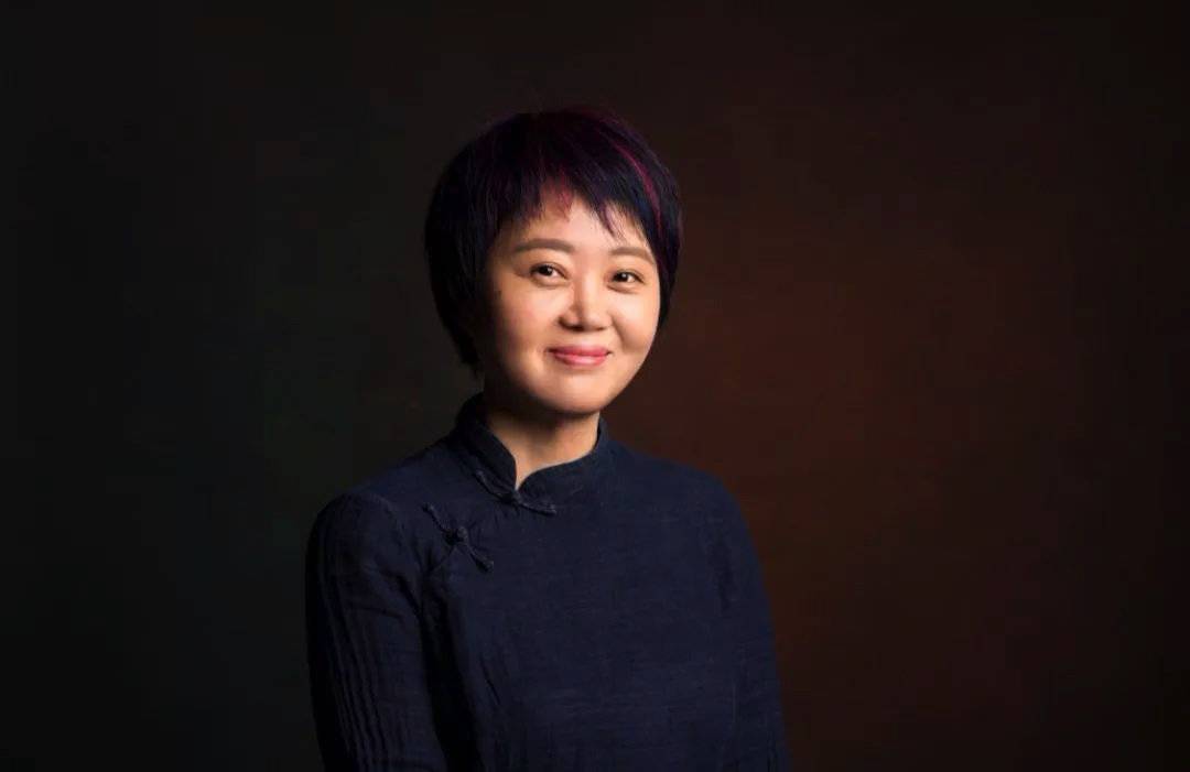 封面专访| "散文家中的散文家"周晓枫:以"幻兽之吻