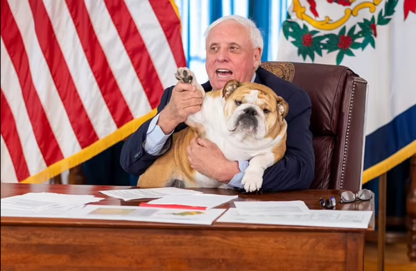 西弗吉尼亚州州长吉姆·贾斯蒂斯与他的英国斗牛犬