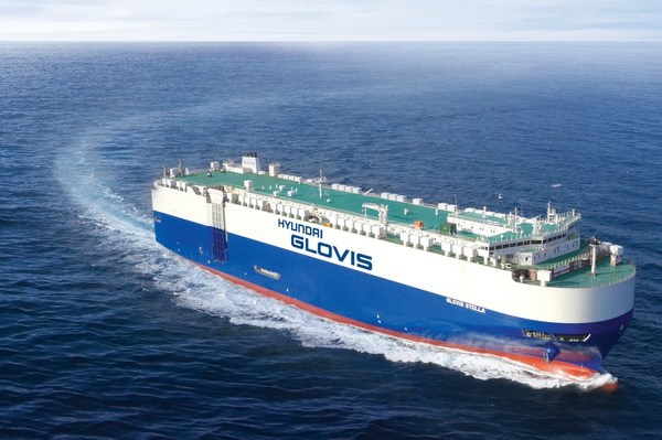 航行中的hyundai glovis汽车运输船
