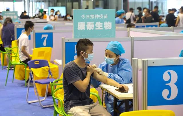 中国率先取得疫情防控重大战果,欧美主要经济体疫苗接种和疫情防控