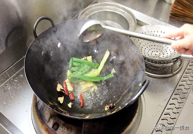 锅内烧油,油烧热以后,把准备好的香料倒入锅中一起煸炒,注意温度不要