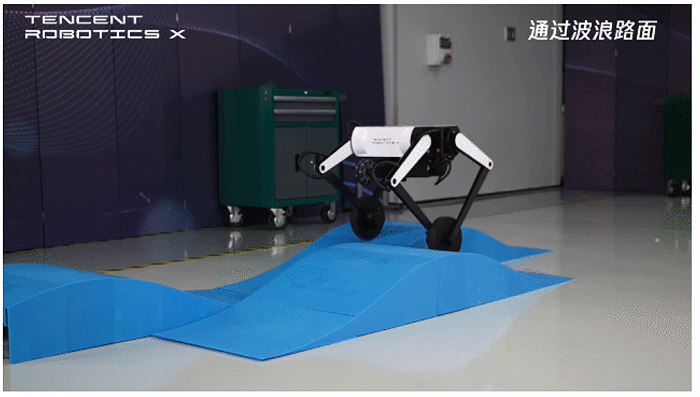 腾讯首次对外展示轮腿式机器人Ollie，能完成360度空翻