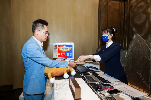 酒店首位客人办理入住(图片源自:中国新闻网)