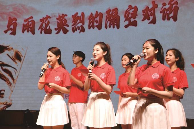 图为诗会现场. 本报记者 万程鹏 摄