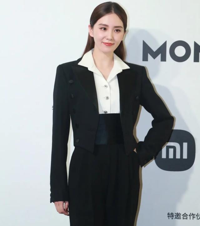 "仙剑三美"出席嘉人盛宴,刘诗诗高贵大方,罕见三人"靠肩"照