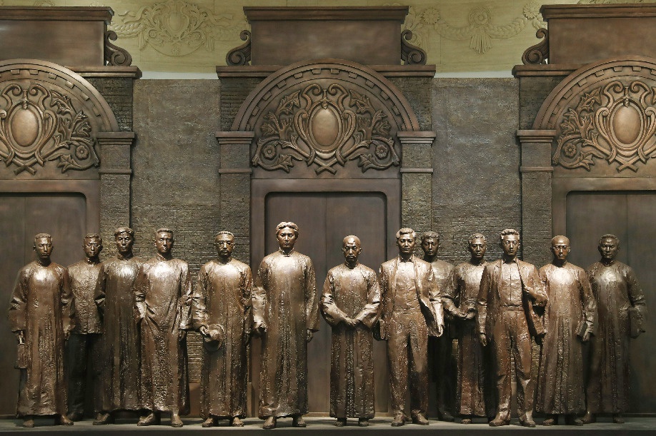 中共一大纪念馆内党的一大代表群体铜像。