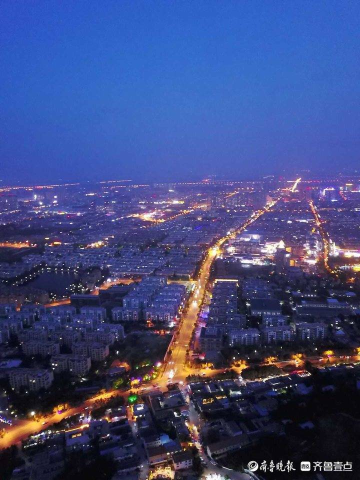 俯拍泰山脚下泰安夜色,昔日乡村变身现代城市