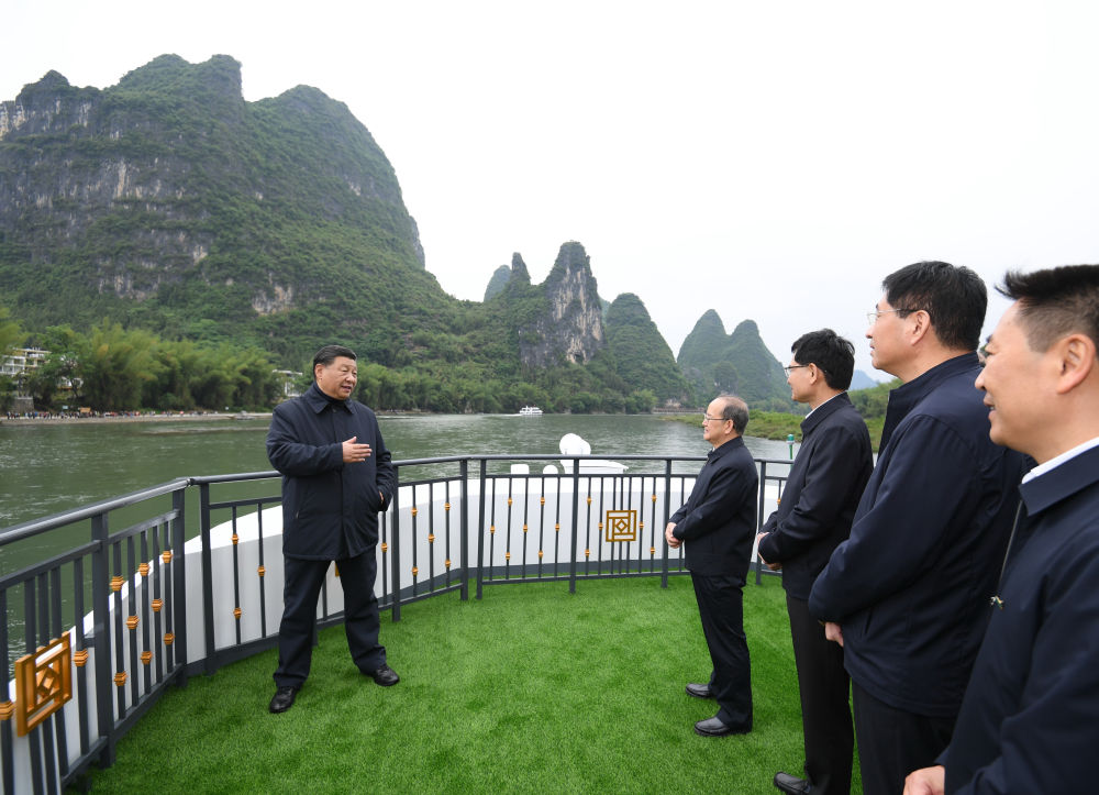2021年4月25日至27日,习近平在广西考察。这是4月25日,习近平在桂林市阳朔县,乘船考察漓江阳朔段。