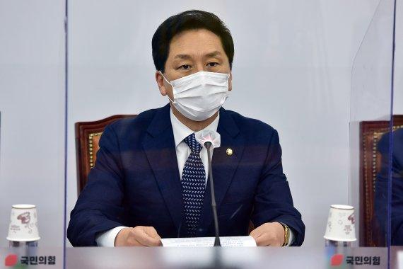 国民力量党代理党首兼院内代表金基铉在4日的会议上（图源：韩媒）