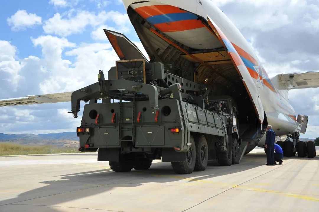 资料图片：2019年7月12日，在土耳其安卡拉，一架大型俄罗斯运输机在穆尔特德空军基地卸货。新华社发（土耳其国防部供图）