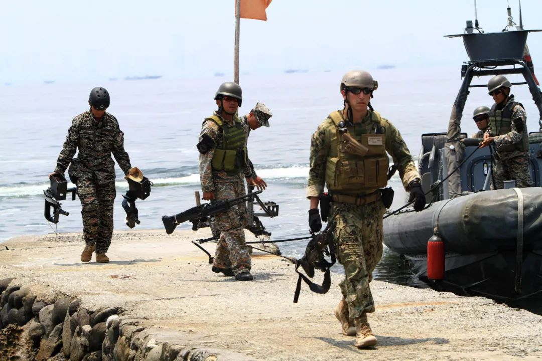 ▲资料图片：2013年6月28日，在菲律宾吕宋岛甲米地省，菲美两军士兵参加联合军演。新华社发