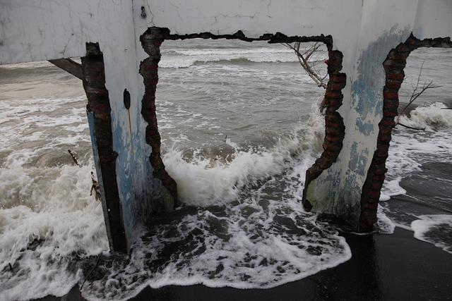 市每年的地面下沉6厘米,这是由于家庭,农业,工业大量使用地下水和全球