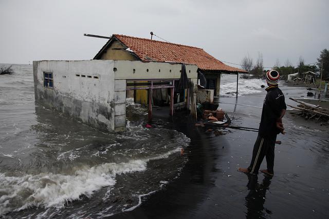 市每年的地面下沉6厘米,这是由于家庭,农业,工业大量使用地下水和全球