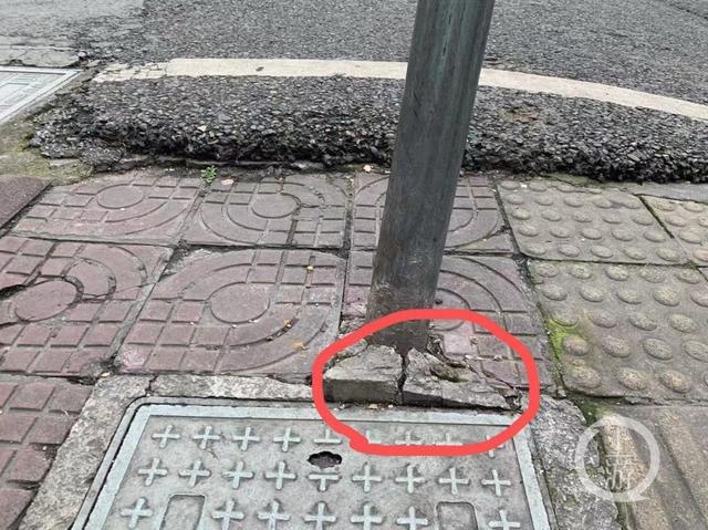 沙坪坝龙泉路一设备杆歪斜严重市民希望维修扶正