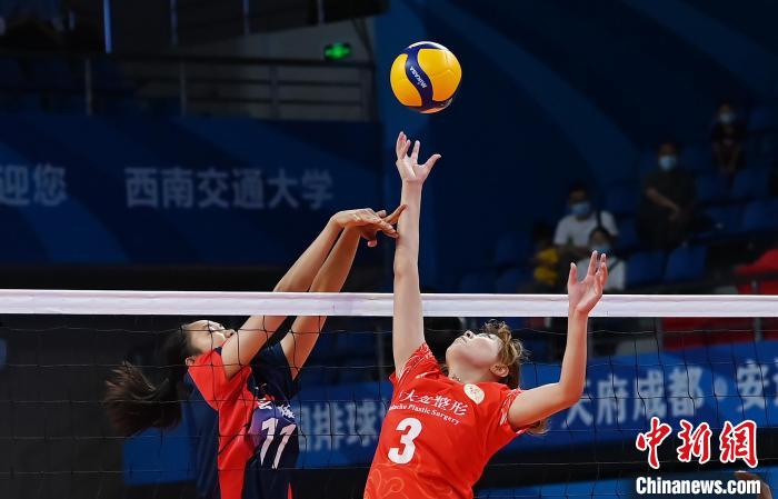 安源 摄在男子排球比赛上,四川队(黑衣)与浙江队(红衣)在比赛中.