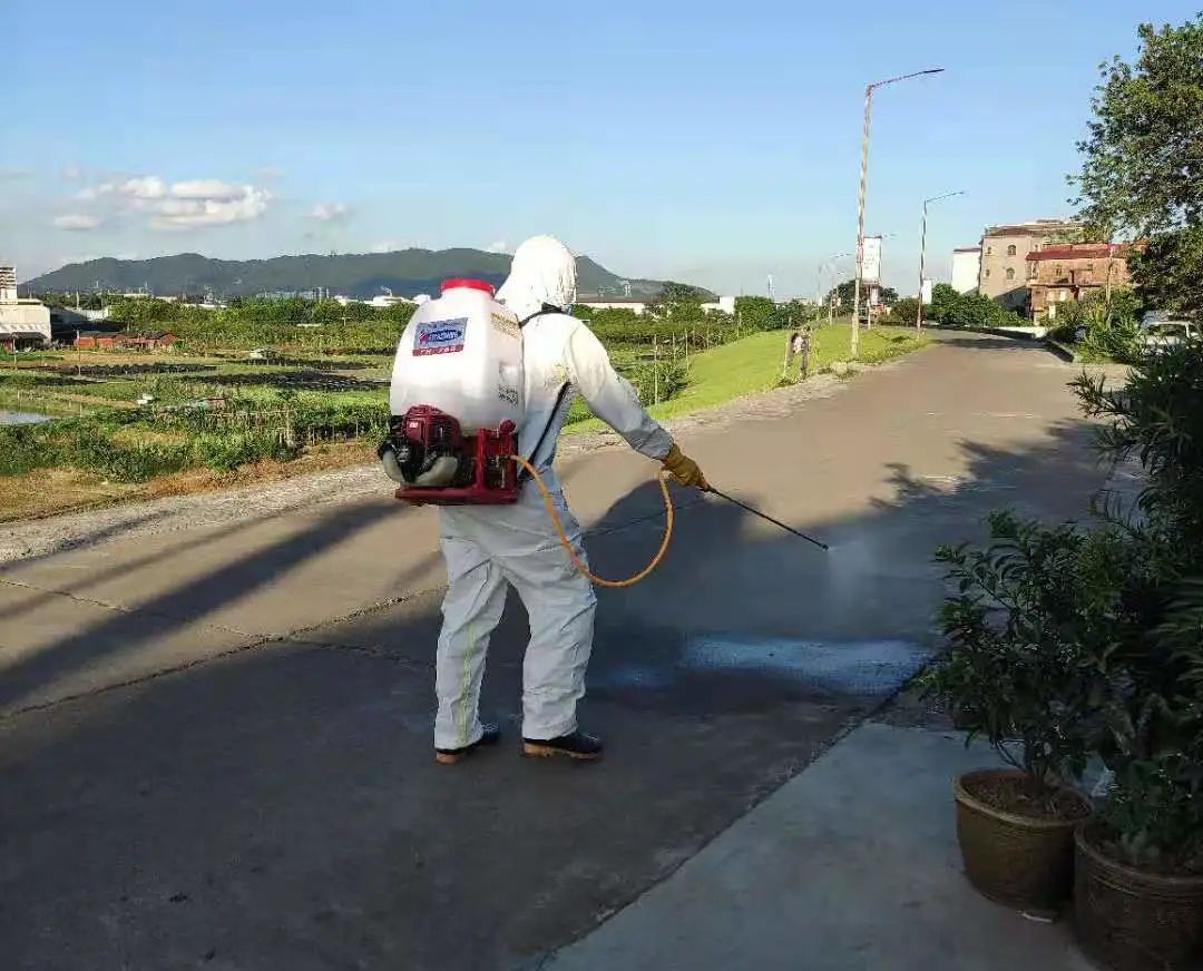 地毯式消杀消毒!他们坚守岗位,为镇内全员核酸检测工作护航!