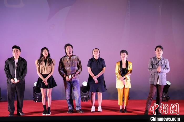 中新网成都6月4日电 (记者 何浠)由陈嘉上,朱雪菲执导,张信哲担任艺术