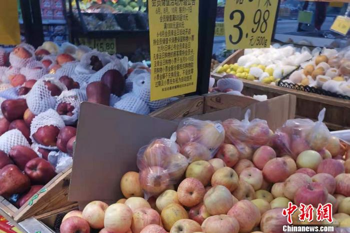 北京市西城区某超市内售卖的糖心苹果。 中新网记者 谢艺观 摄