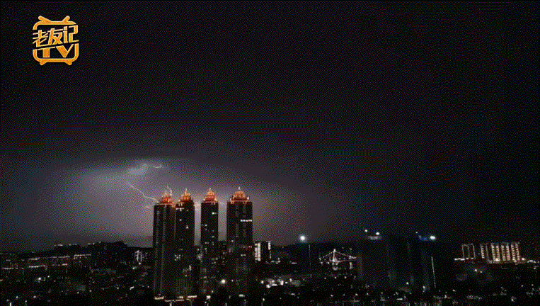 昨夜电闪雷鸣今天霞光万丈南宁的天空你咋这么秀呢