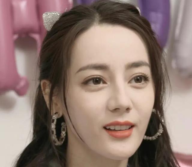 迪丽热巴生日直播被无美颜镜头怼脸拍29岁皮肤让人不敢信
