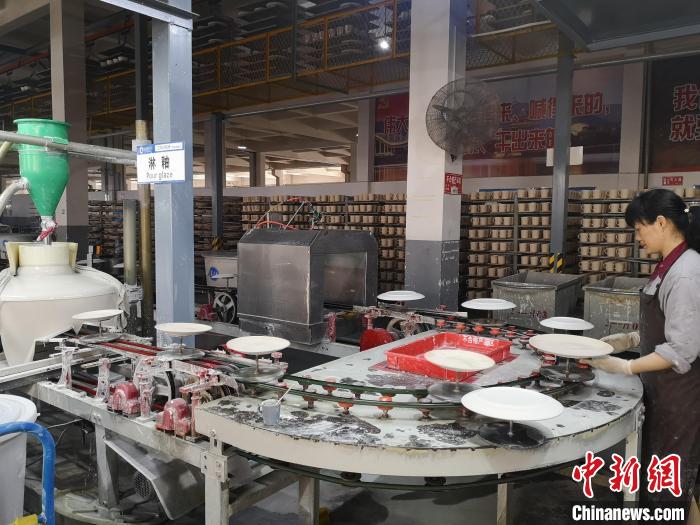 【网络媒体革命老区行】瓷都醴陵加快"机器换人"步伐 "冲刺"千亿陶瓷