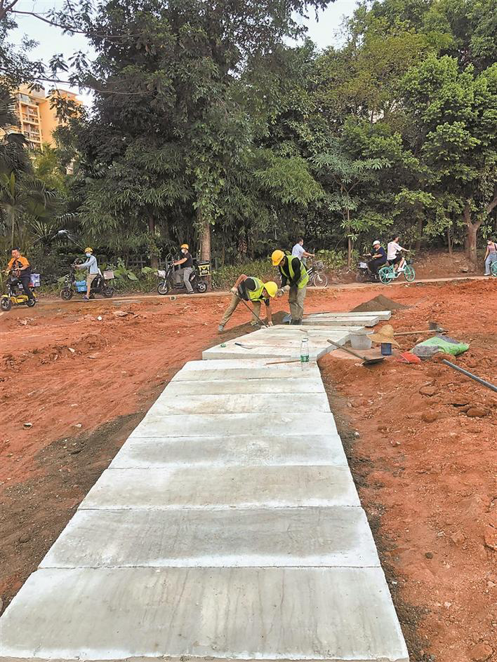 文心公园左侧人行通道难通行 官方:临时修一条水泥预制板通道用于过渡