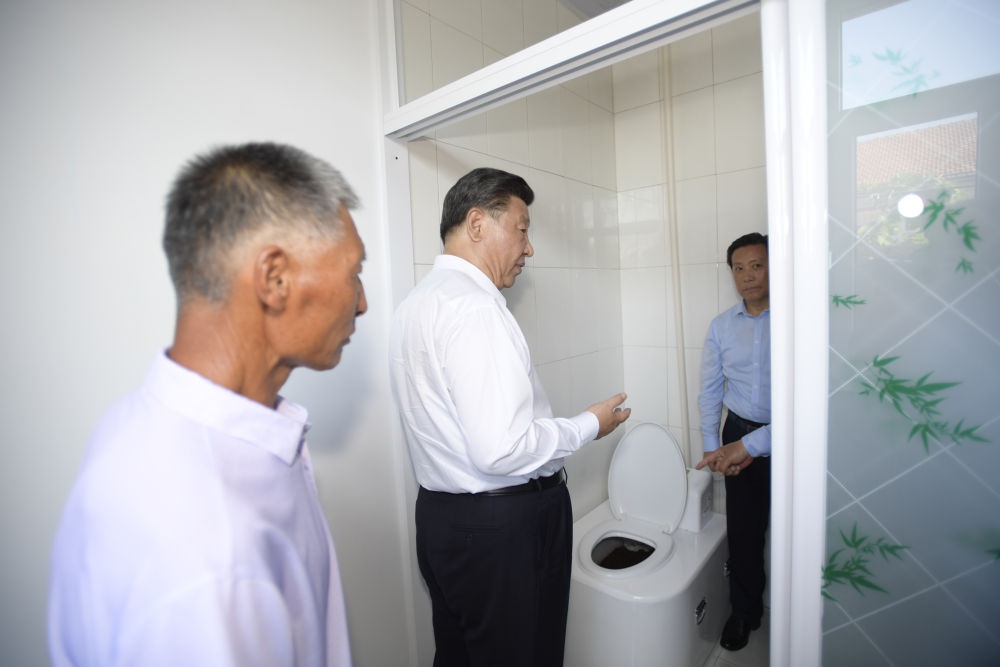 2019年7月15日至16日,习近平在内蒙古考察并指导开展“不忘初心、牢记使命”主题教育。这是7月15日,习近平在赤峰市喀喇沁旗河南街道马鞍山村了解情况。