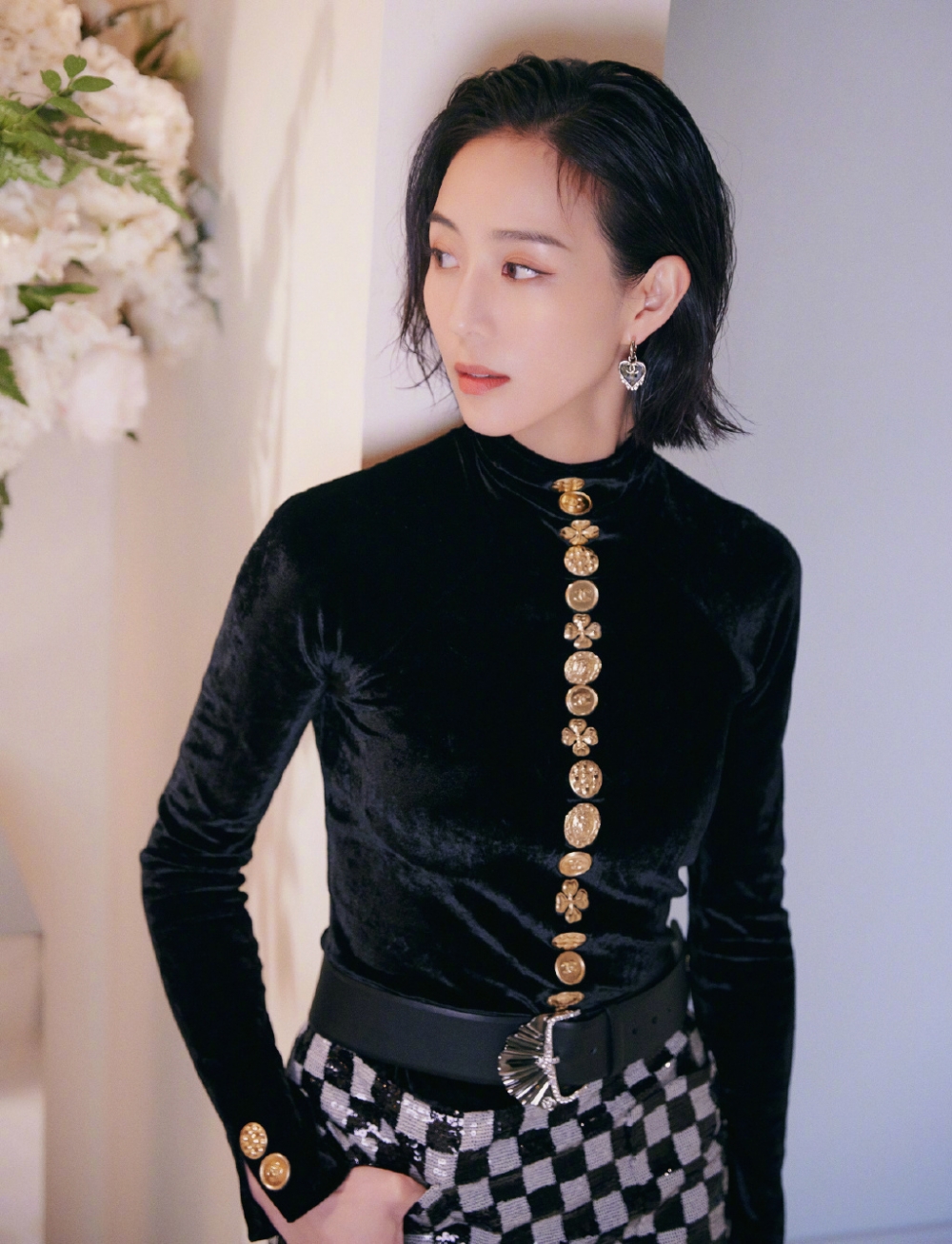 上游时尚|张钧甯黑丝绒上衣搭配格纹亮片短裙,复古又摩登,美的不费力